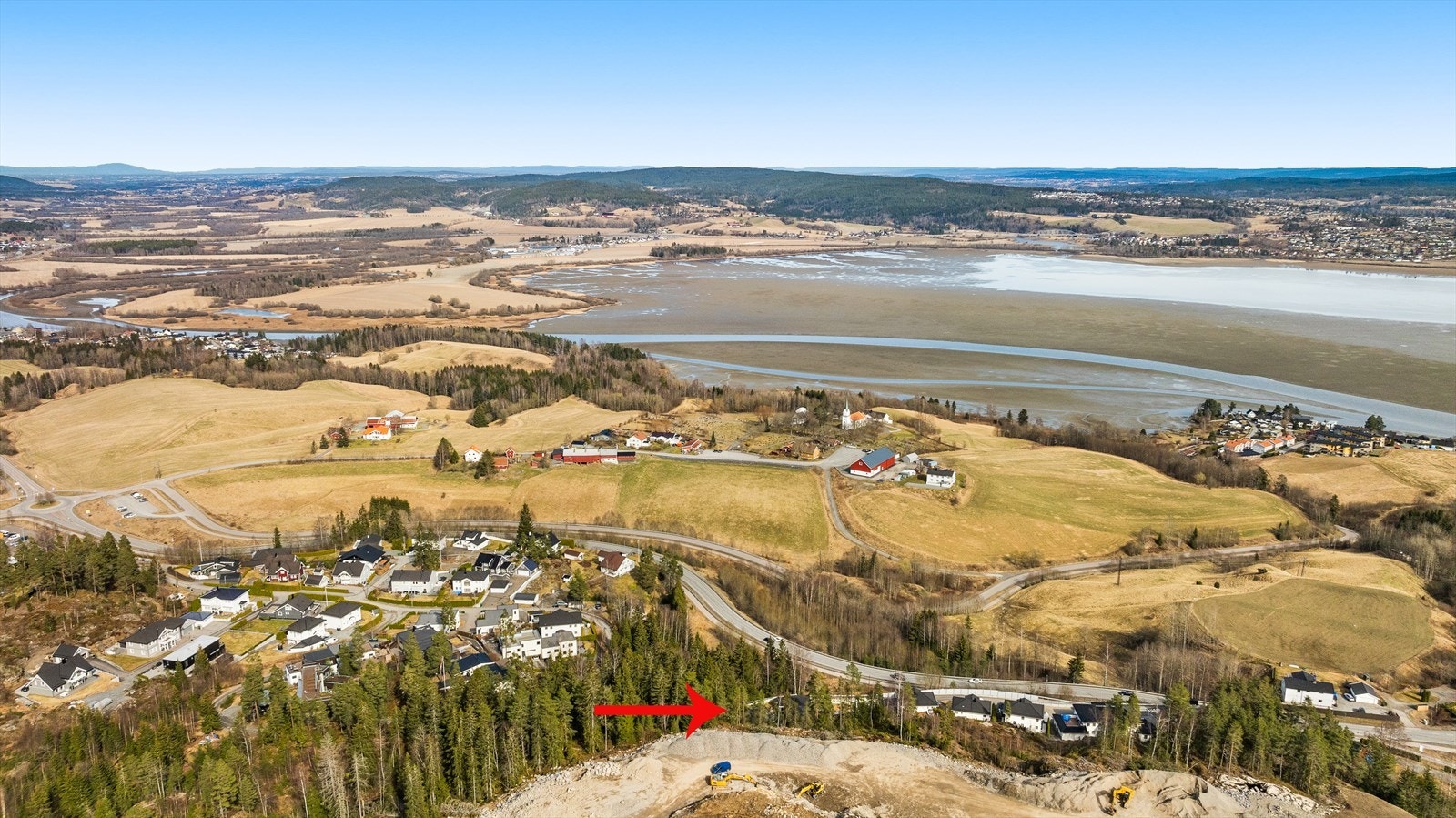 Det er landlig og naturskjønn utsikt til Svellet og Øyeren som pt. har betydelig redusert i vannmengde i påvente av snøsmelting og økt vannmengde i vassdrag og elver. Bilde fra april 2025. Galleribilde