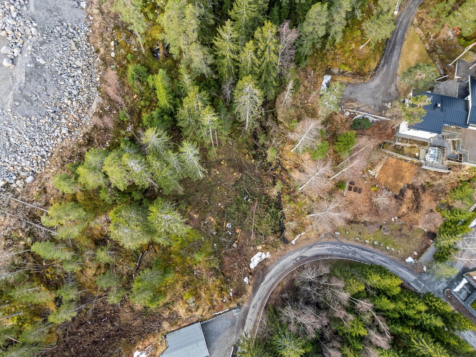 Kirkebyvegen 69 er en ubebygd råtomt i et attraktivt og veletablert boligområde på Kirkeby i Rælingen kommune. Galleribilde