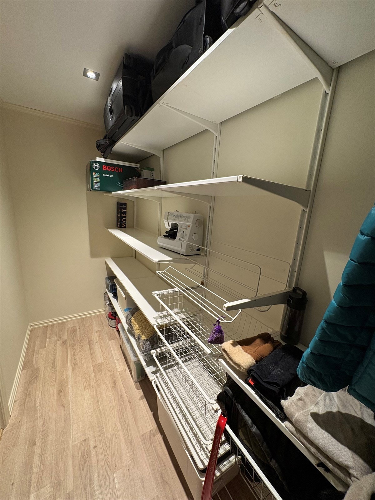 Selgers bilde av innvendig bod Galleribilde