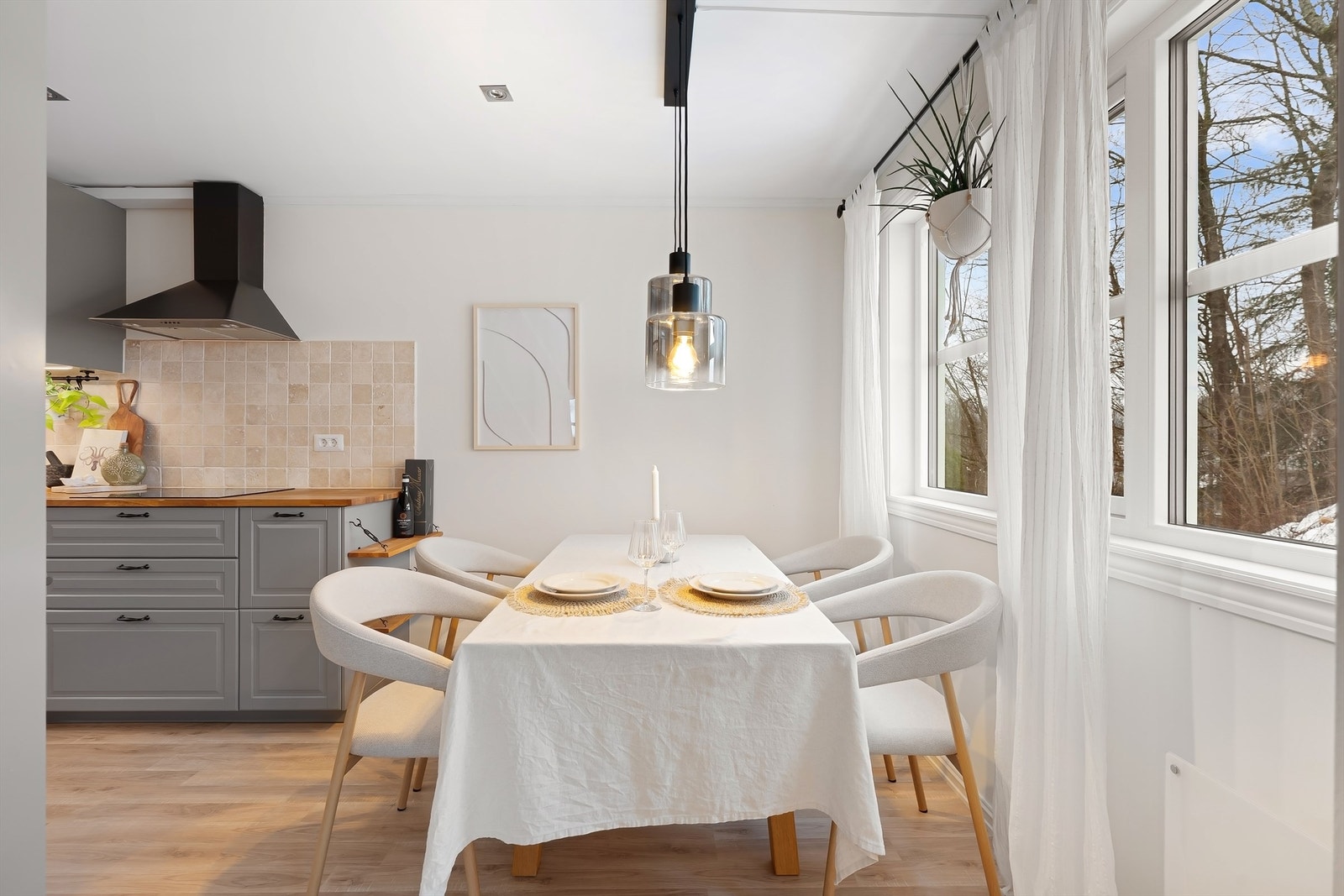 Kjøkkenet er i delvis åpen løsning mot stuen, og har plass for spisebord Galleribilde