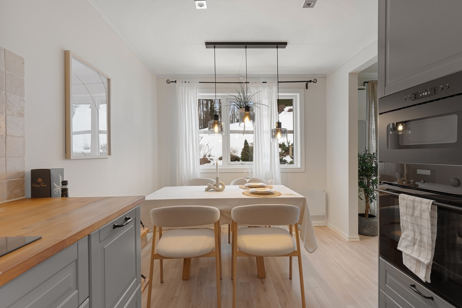 Kjøkkenet har integrert platetopp, stekeovn, mikrobølgeovn og oppvaskmaskin, samt plass for frittstående kjøleskap Galleribilde