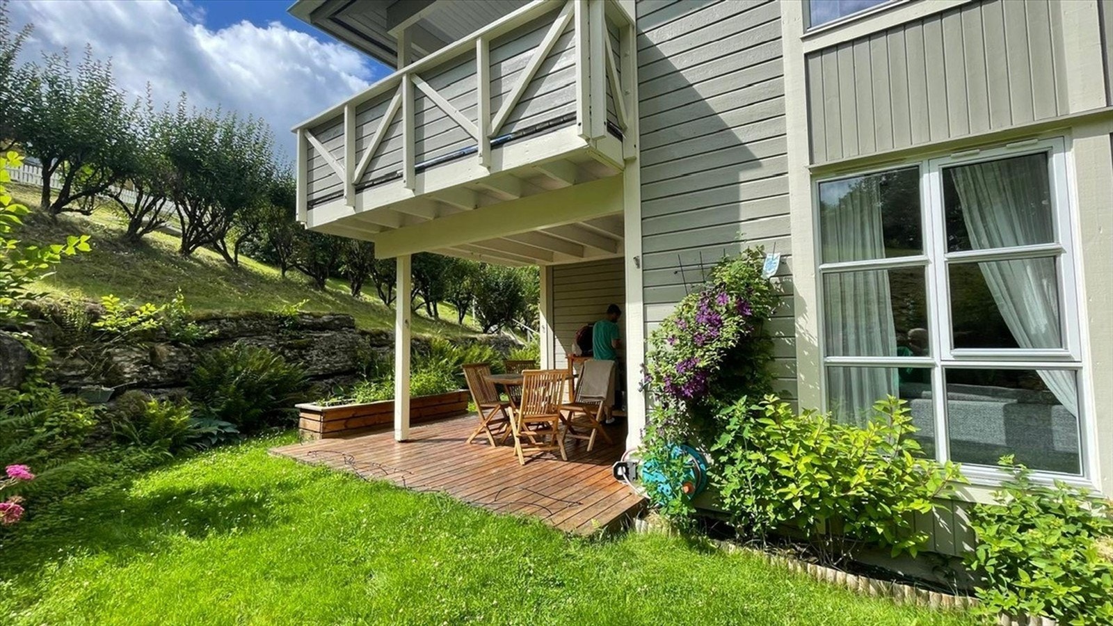 Selgers sommerbilde av terrassen Galleribilde