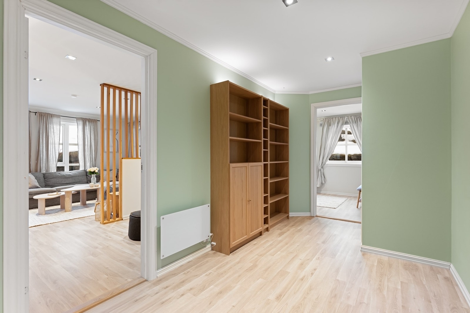 Lys og romslig gang med god oppbevaringsplass Galleribilde