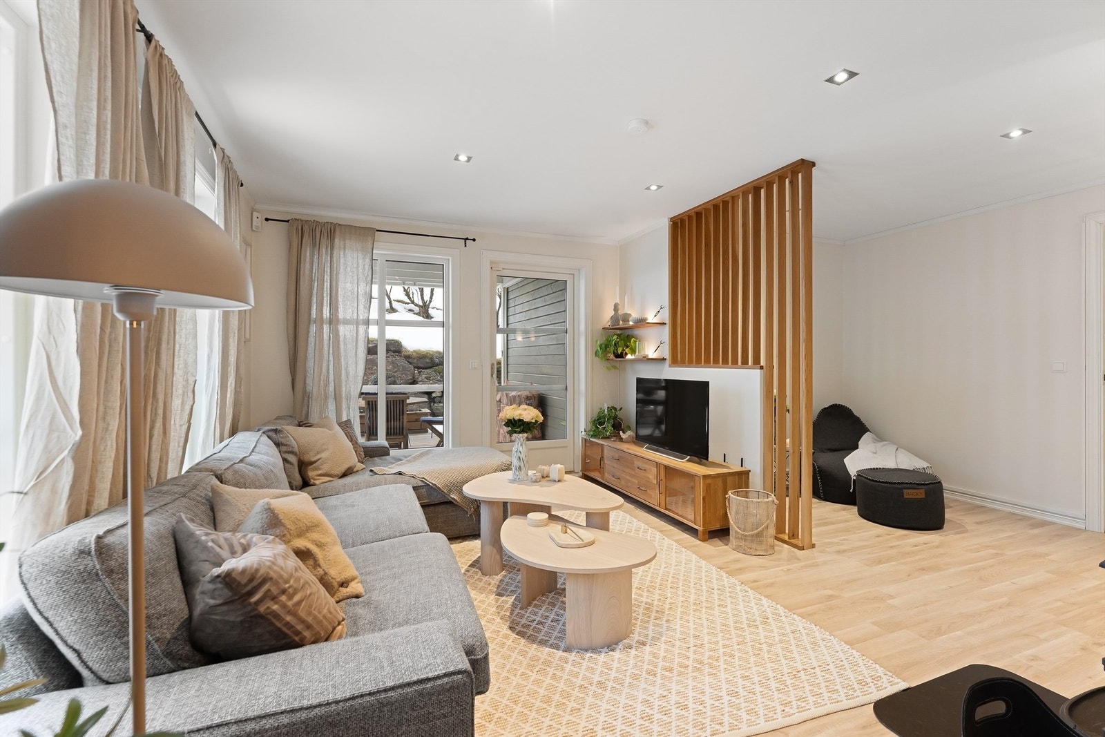 Stuen har gode møbleringsmuligheter med plass for sofagruppe, TV-seksjon, lesehjørne og annet passende møblement Galleribilde