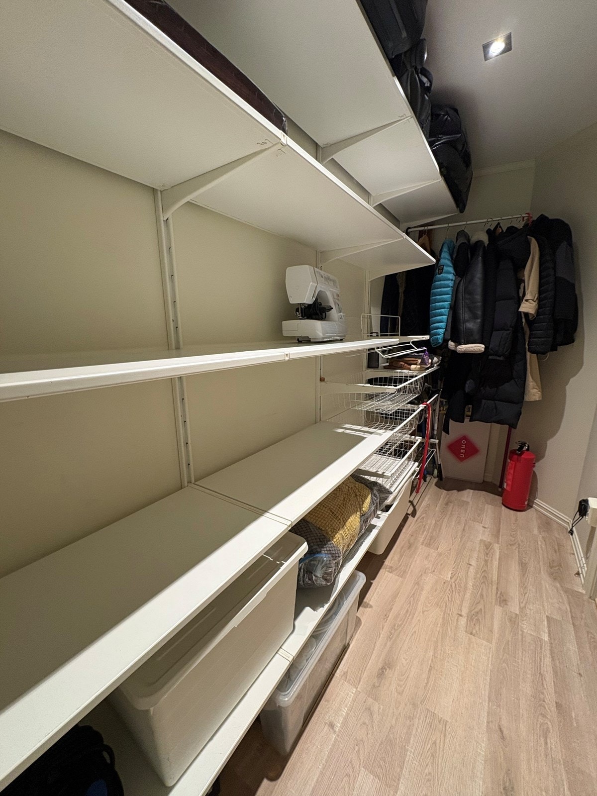 Selgers bilde av innvendig bod Galleribilde