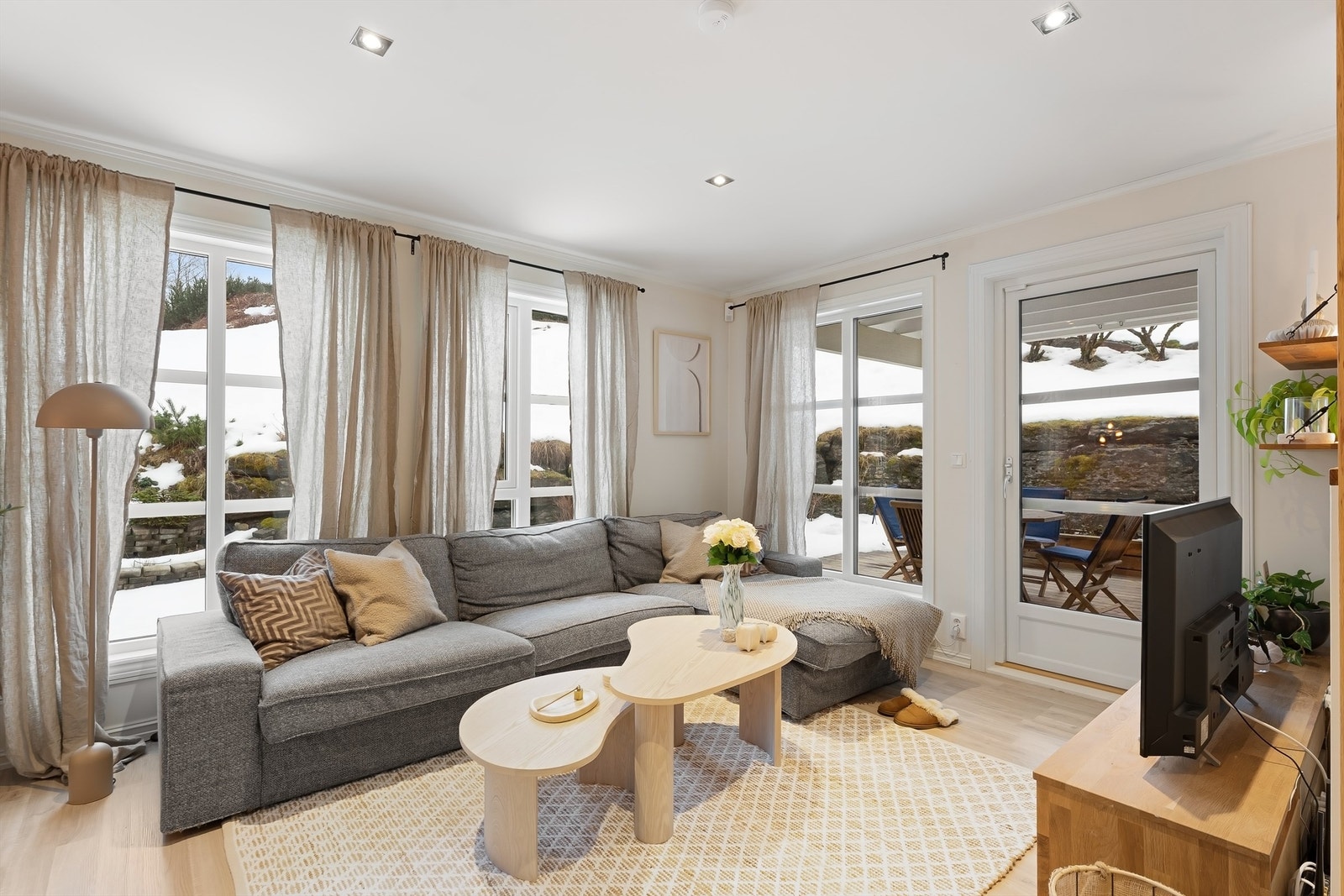 Stuen har store vindusflater som gir rikelig med naturlig lysinnslipp Galleribilde