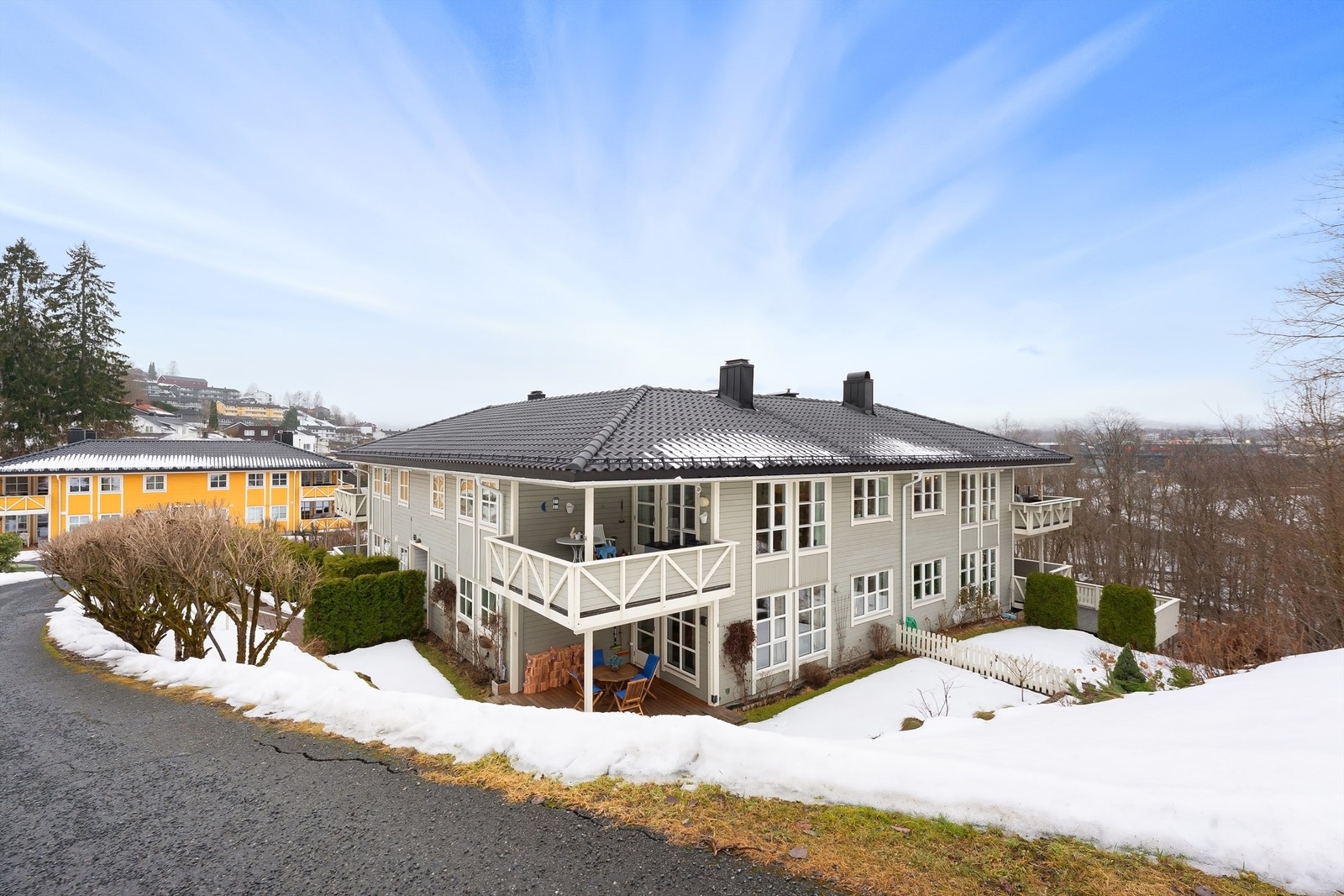 Dette er stedet for deg som ønsker å bo med nærhet til barnehager, skoler, buss, butikker, fritidsaktiviteter og ikke minst marka med et rikt utvalg turmuligheter, sommer som vinter Galleribilde