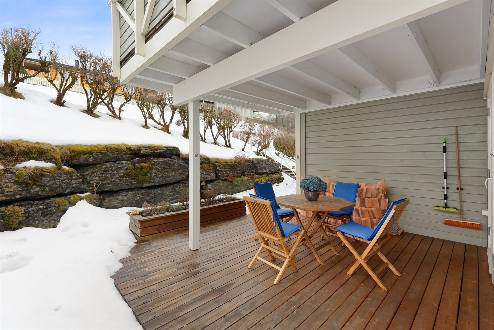 Fra stuen er det utgang til en nydelig terrasse på 16 kvm Galleribilde