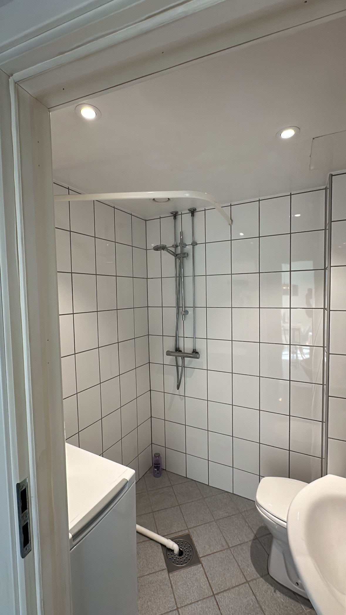 Badet, vil bli oppgradert med dusjdører i stedet for forheng slik det er i dag. Galleribilde