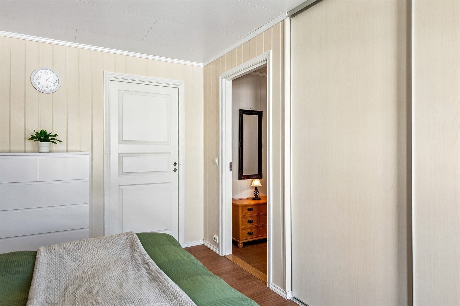 Fra hovedsoverommet ser man ut i gangen som binder soveromsfløyen sammen. Galleribilde