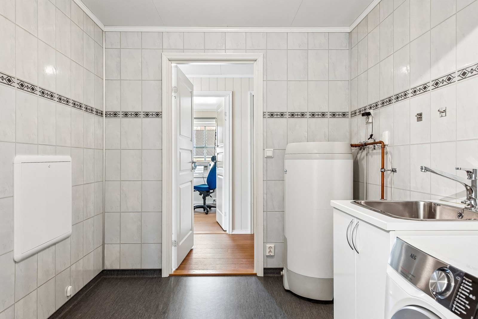 Vaskerommet har praktisk adkomst fra gangen, noe som forenkler logistikken i hverdagen. Galleribilde