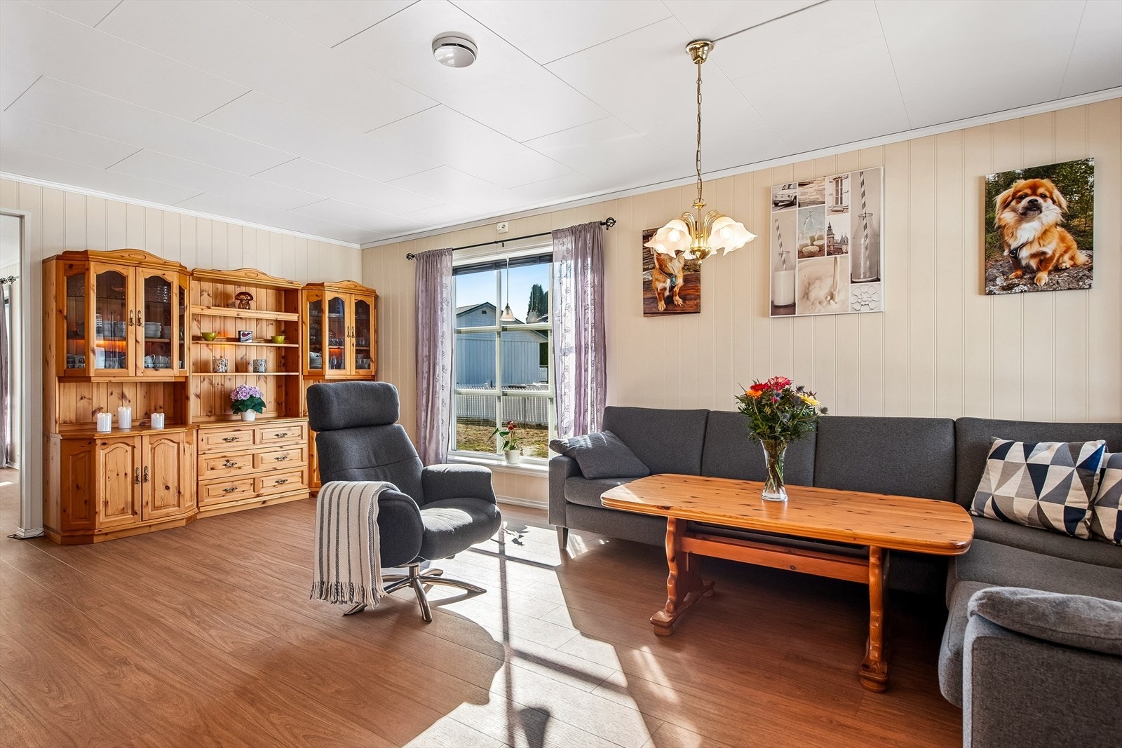 Store vindusflater med 3-lags glass gir godt med naturlig lys. Galleribilde