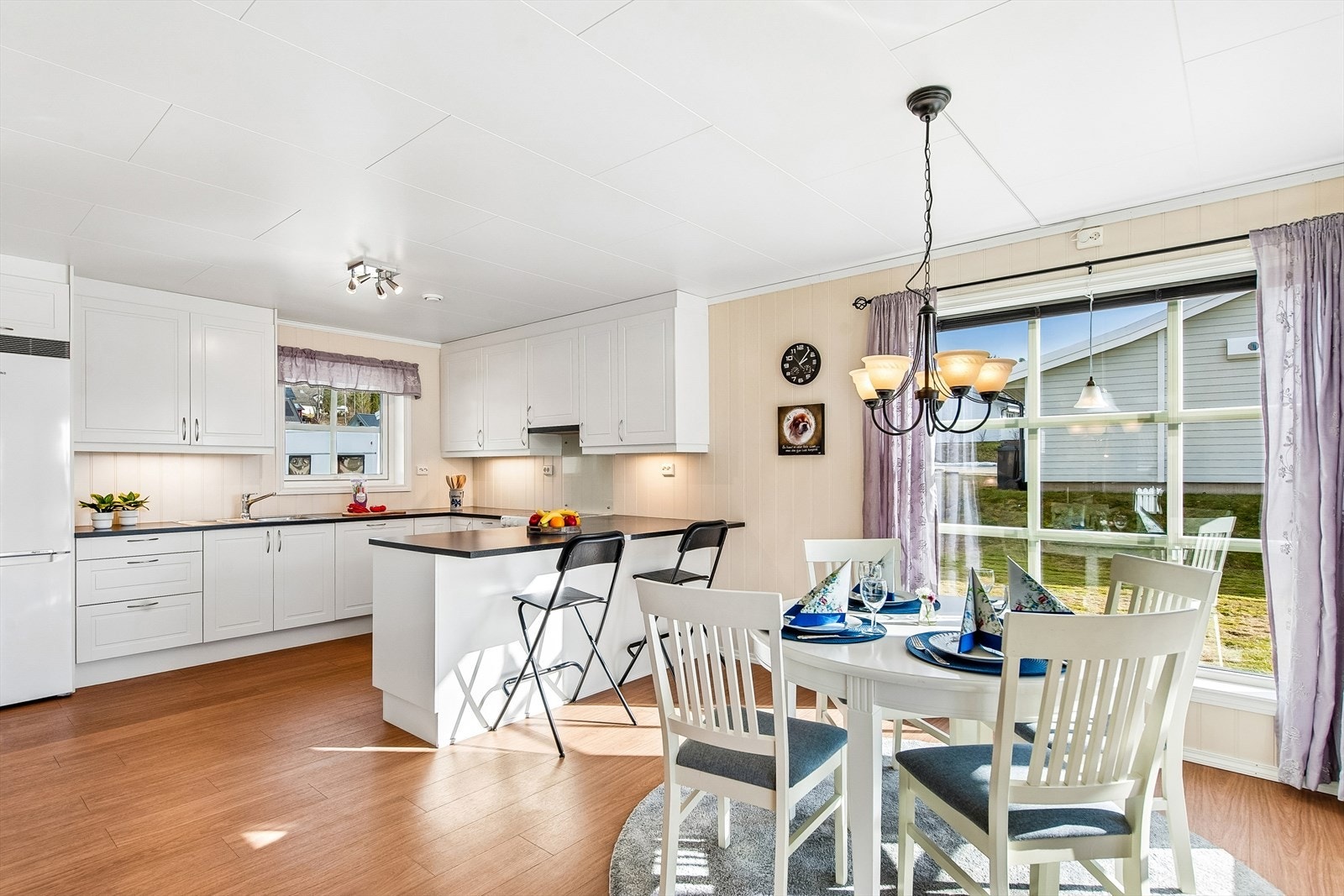 Kjøkkenet er et sosialt samlingspunkt med en praktisk kjøkkenøy som skiller arbeids- og spisesonen. Galleribilde