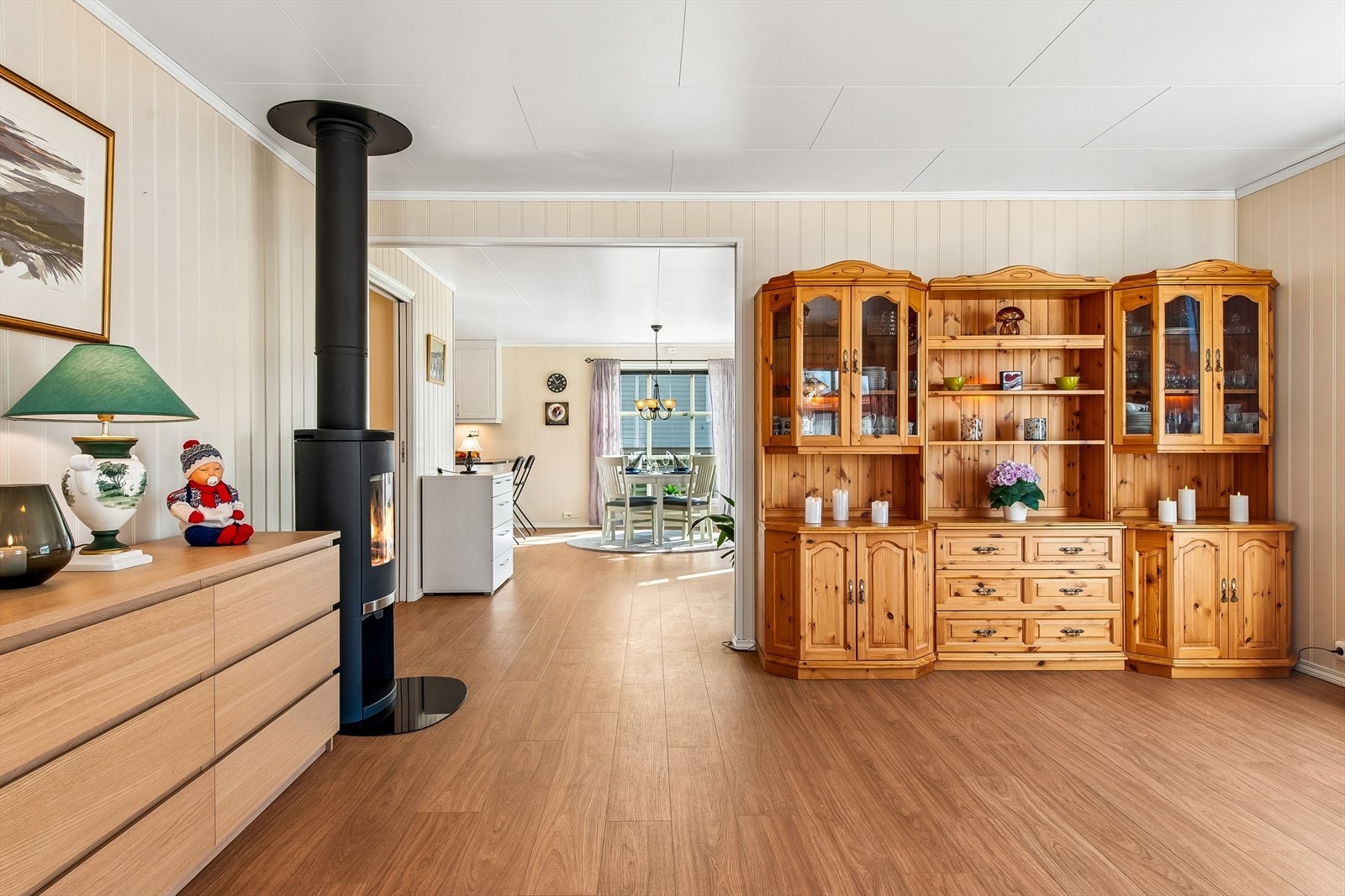 Stuen ligger i åpen løsning mot spisestuen og kjøkkenet, noe som skaper en sosial og sammenhengende sone. Galleribilde