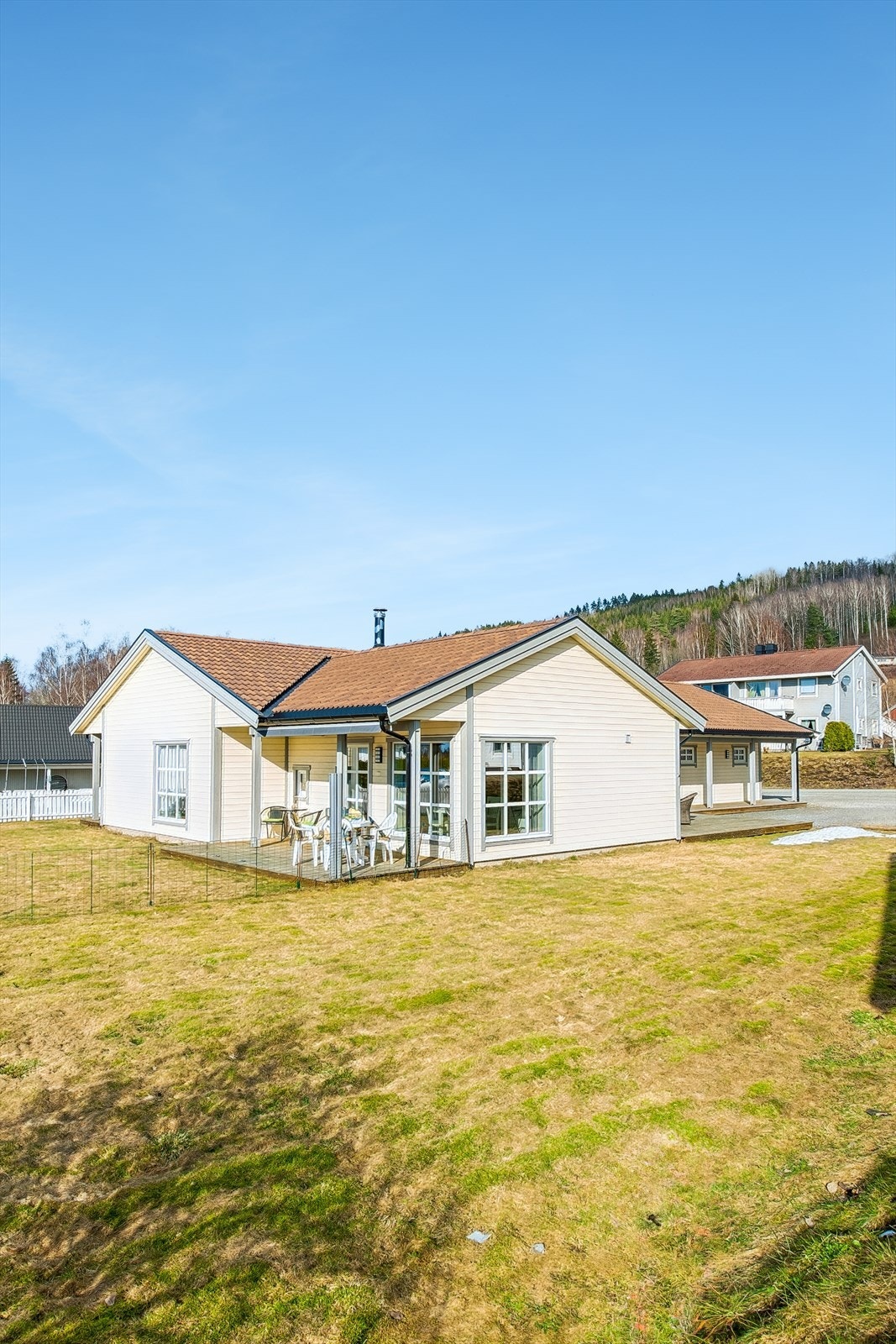 Eiendommen har en romslig tomt og store terrasseplattinger på til sammen 82 m², med gode solforhold. Galleribilde