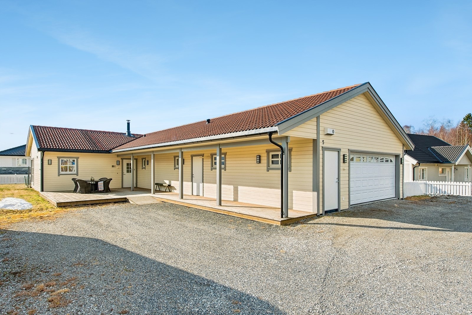 En praktisk og velholdt familiebolig fra 2014 med alt på ett plan og integrert dobbelgarasje. Galleribilde