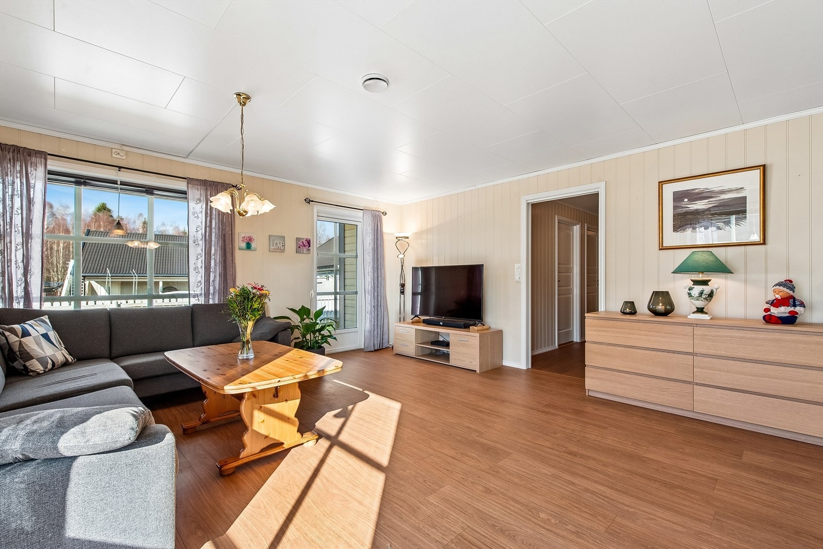 Stuen er et lyst og romslig samlingspunkt med god plass til en stor sofagruppe. Det er gulvvarme i hele rommet. Galleribilde