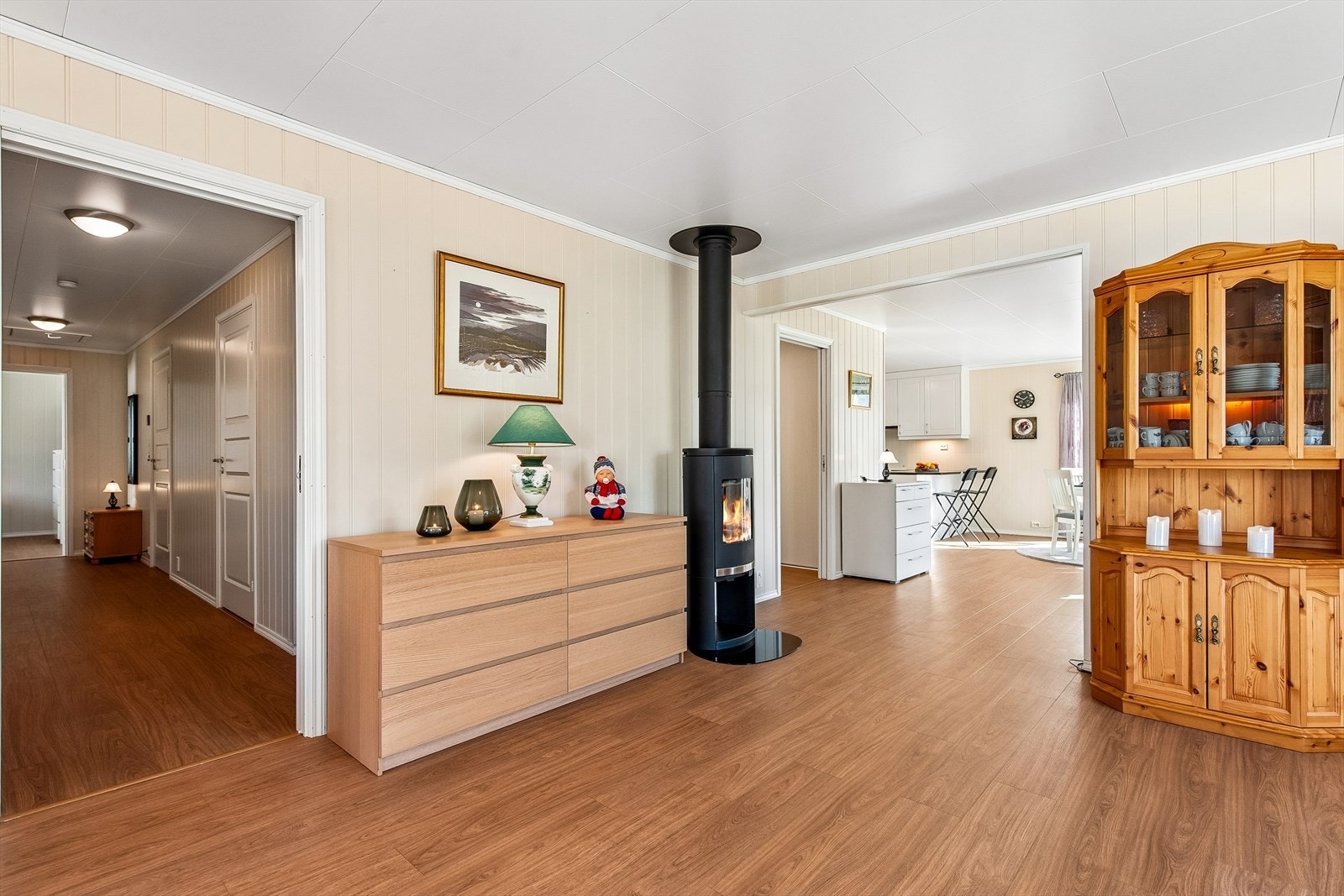 Fra stuen mot kjøkken og spiseplassen. Galleribilde