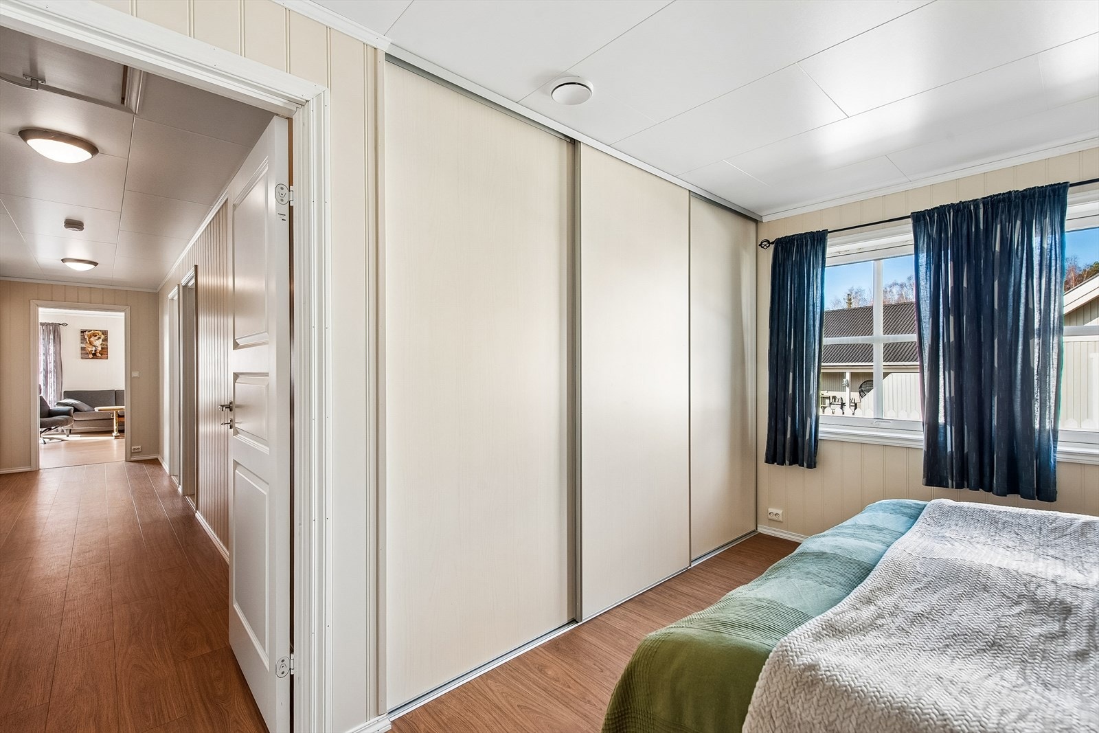 En stor skyvedørsgarderobe gir rikelig med oppbevaringsplass. Galleribilde