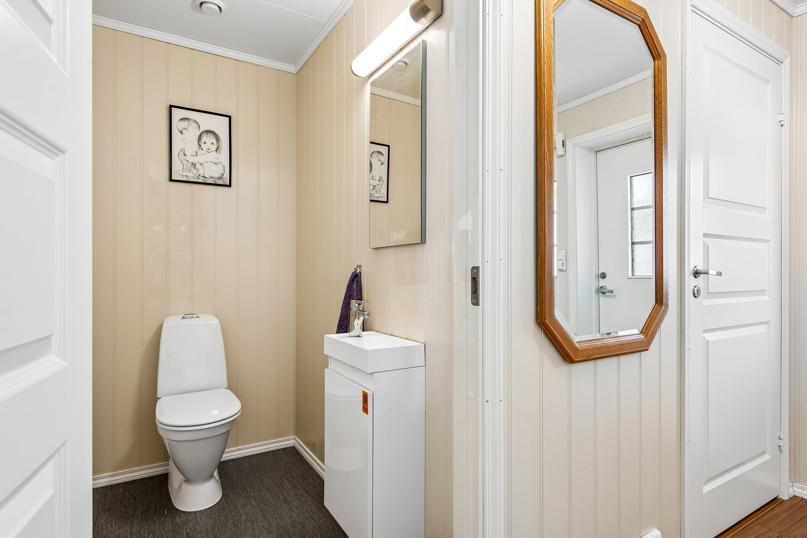 Praktisk gjestetoalett i tilknytning til entréen. Speilarmaturen ble skiftet i 2024. Galleribilde