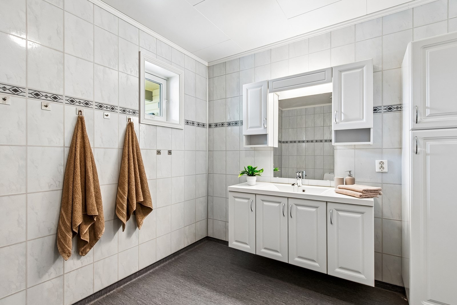 Badet er plassert i soveromsfløyen og har elektriske varmekabler i gulvet for god komfort. Galleribilde