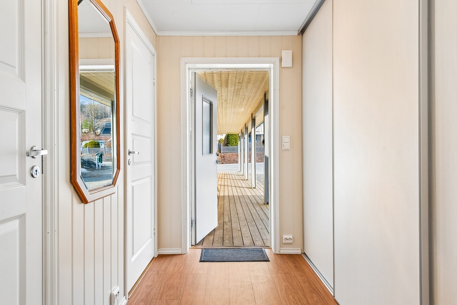 Velkommen inn! Entréen har gulvvarme og en stor skyvedørsgarderobe. Galleribilde