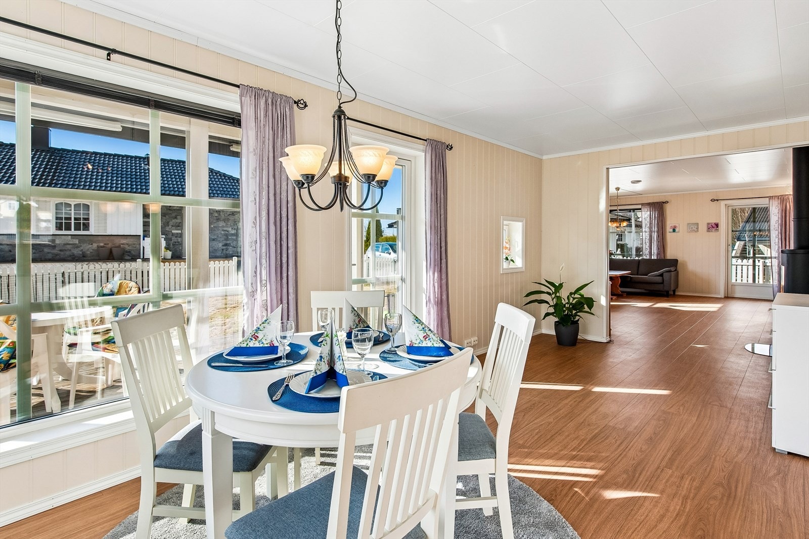 Ved det store vinduet er det god plass til et stort spisebord for hele familien. Galleribilde