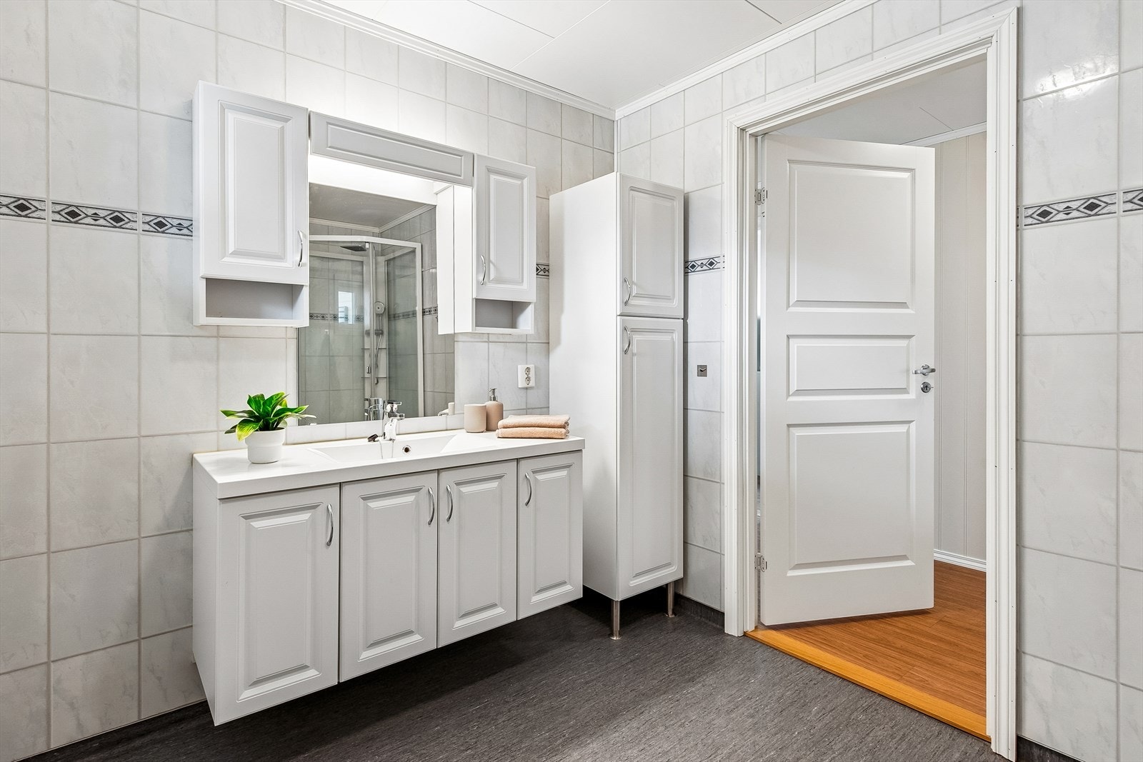 Baderomsinnredningen og et høyskap gir god oppbevaringsplass. Galleribilde