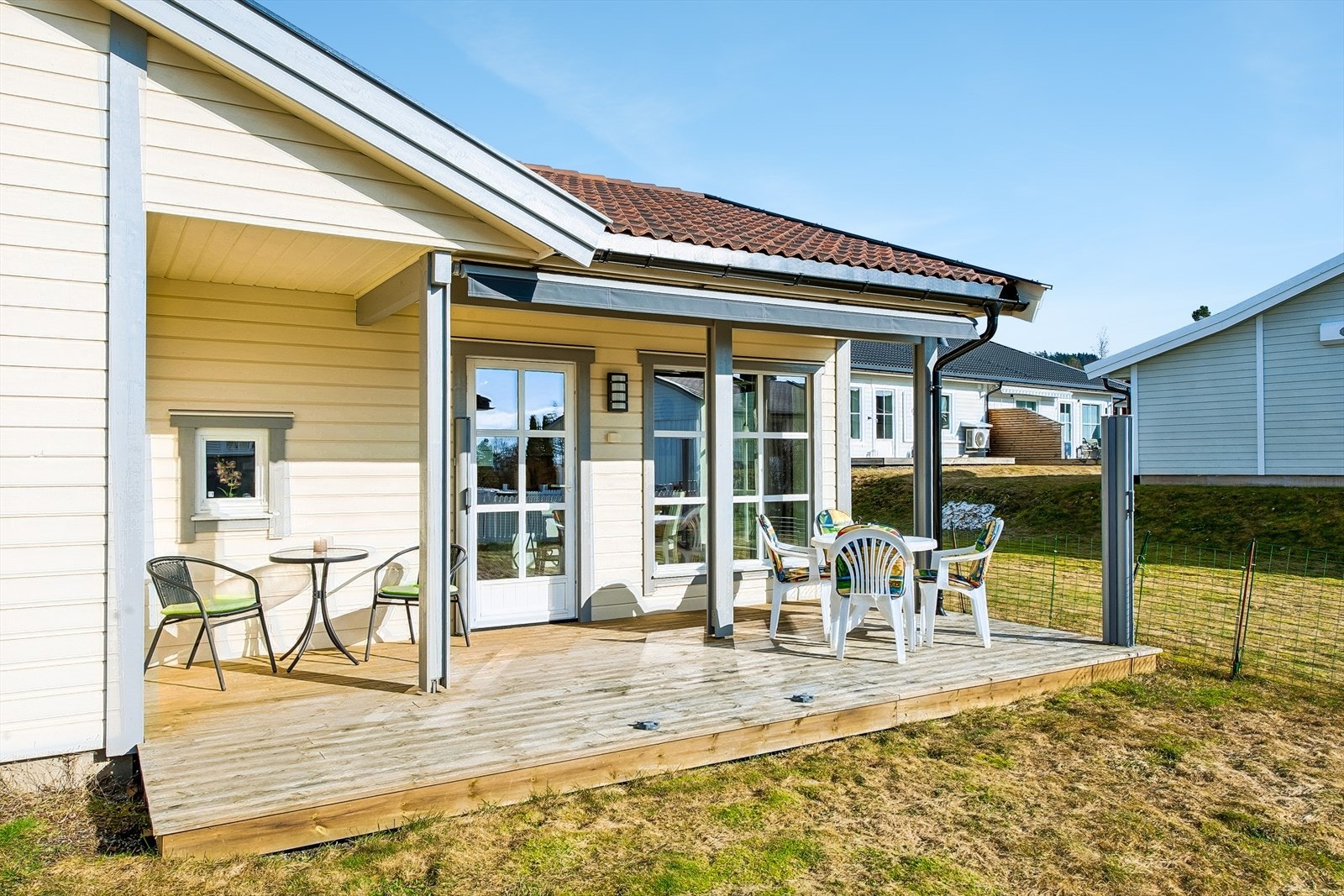 Uteplassen med utgang fra stuen er en fin forlengelse av oppholdsrommet på varme dager. Galleribilde