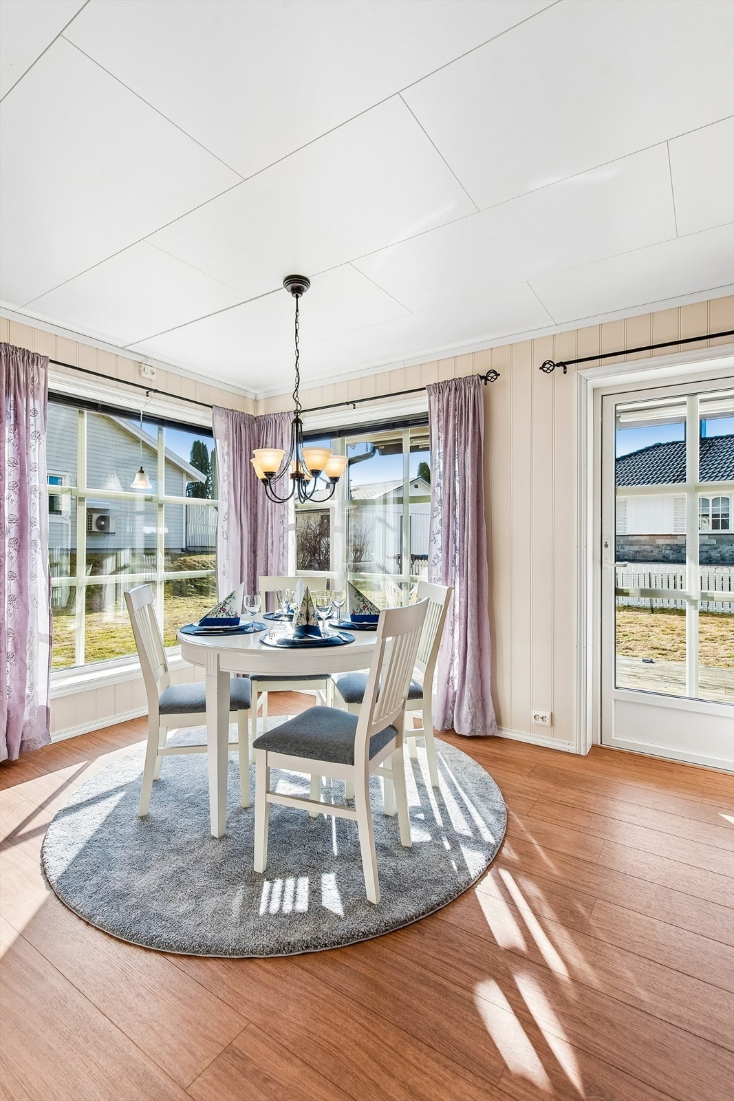 Spiseplassen er lys og trivelig med vinduer mot hagen. Galleribilde