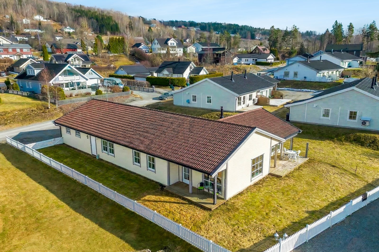 Boligen ligger i et rolig og barnevennlig område med gangavstand til både Vallset skole og barnehage. Galleribilde