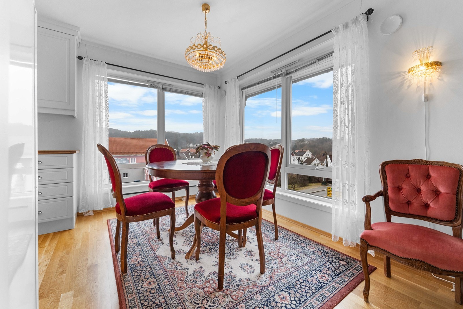 Vinduer med masse sol fra sør og vest. Galleribilde