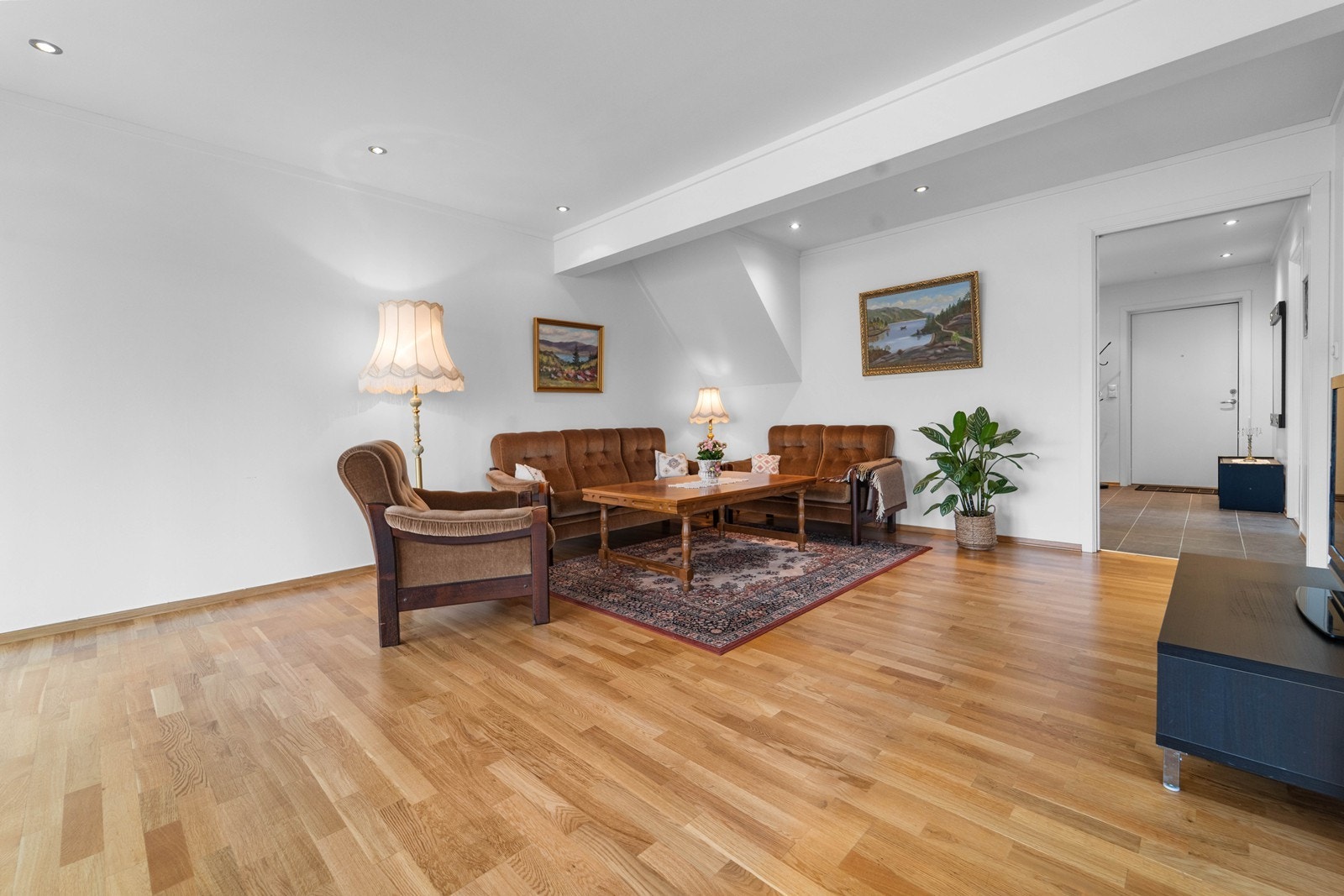 Mange innredningsmuligheter. Flott med spotter i taker. Galleribilde