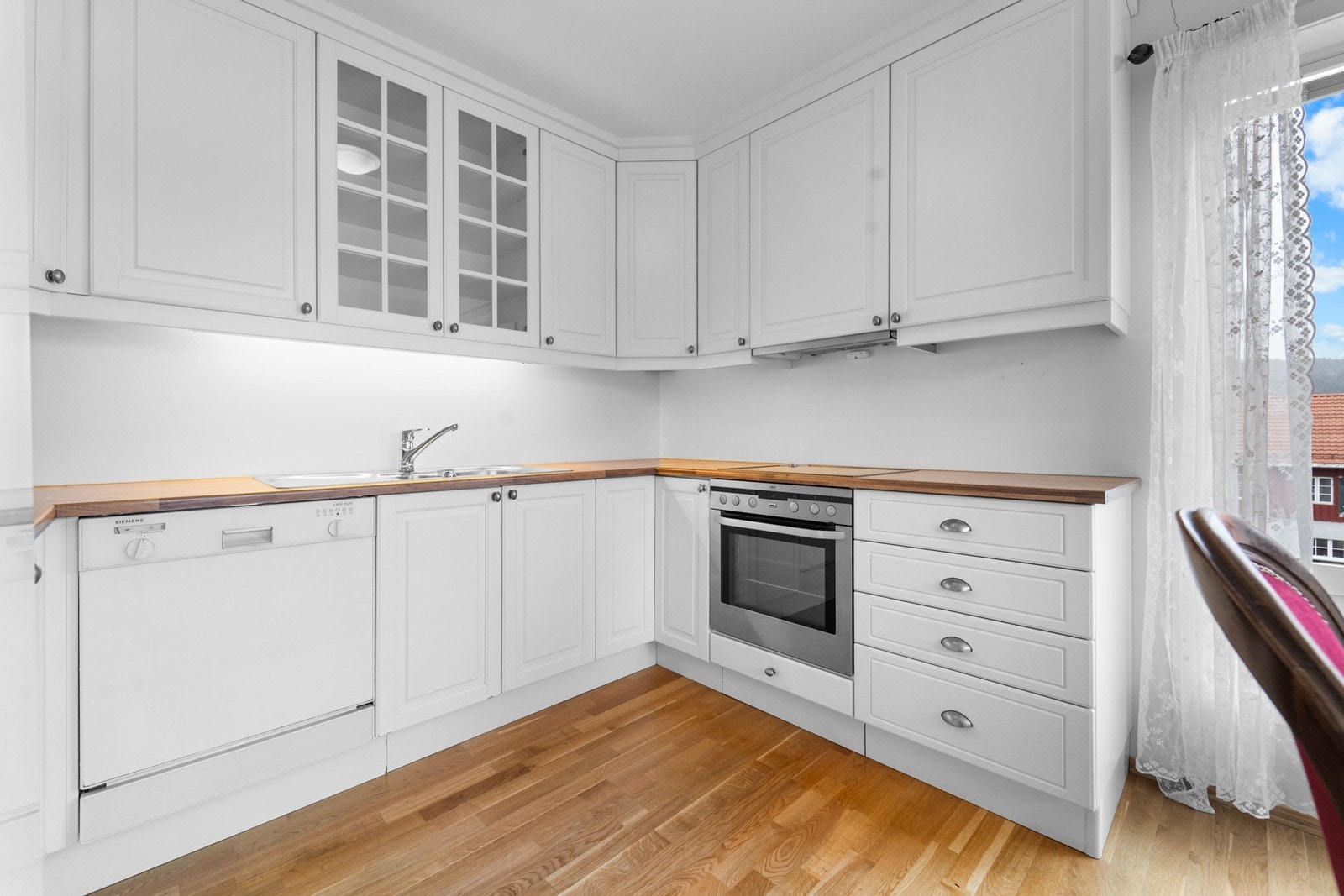 Kjøkken med godt med benkeplass. Galleribilde