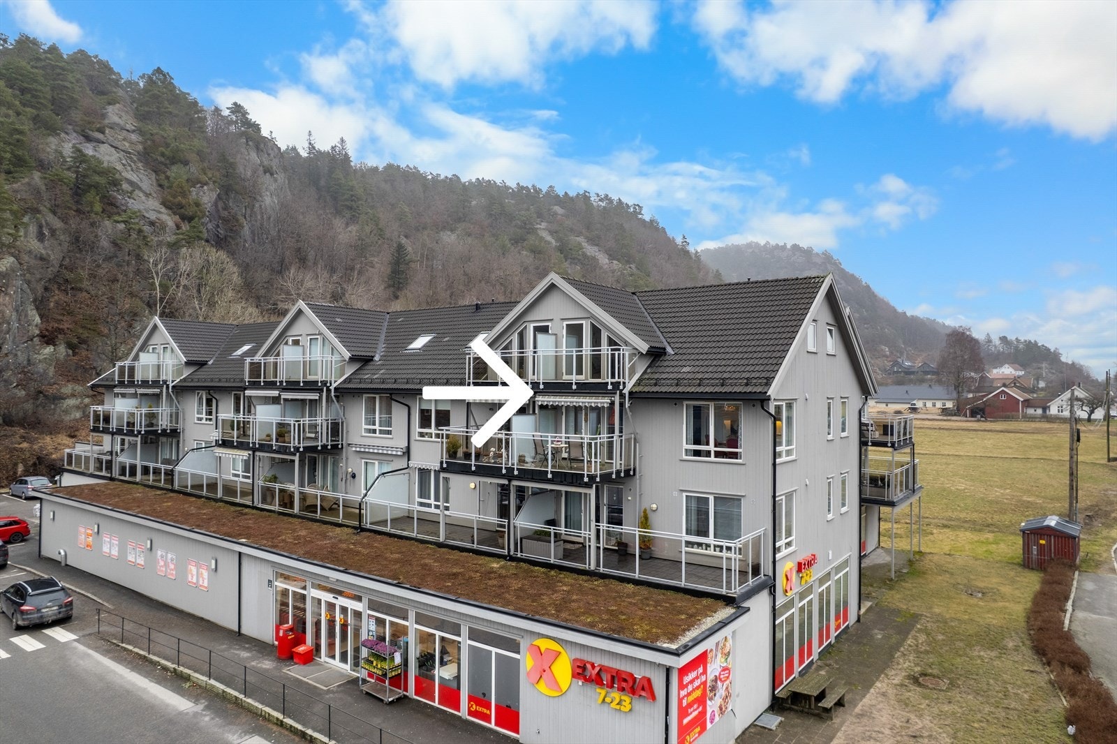 Exbo / Inge Johan Jenssen har gleden av å presentere denne fine 5-roms leiligheten i Lundeveien 110 for salg! Galleribilde