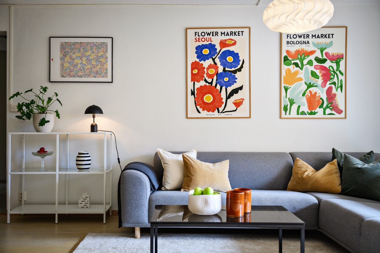 Stuen har gode møbleringsmuligheter for sofagruppe, samt medie- og oppbevaringsmøblement Galleribilde