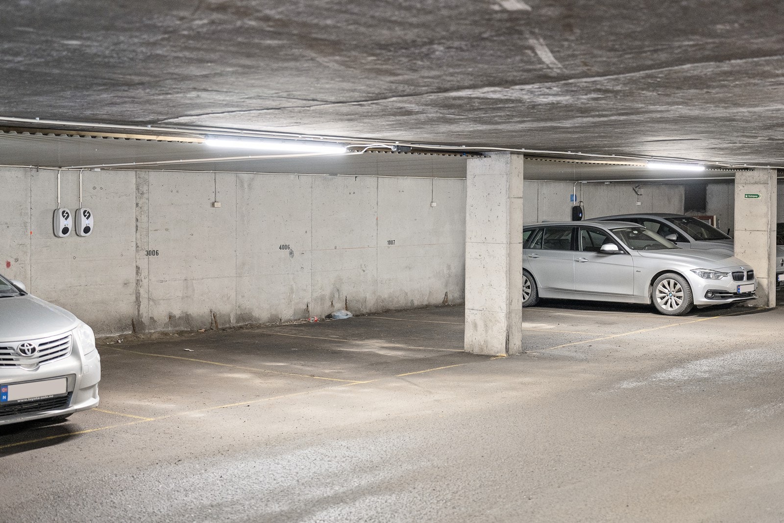 Til leiligheten medfølger en fast biloppstillingsplass i felles garasjeanlegg. Det disponeres en kjellerbod på ca. 10 kvm + matskap Galleribilde
