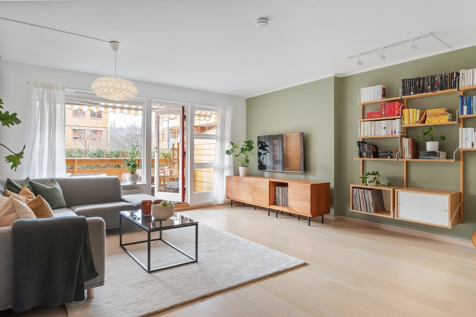 Stor stue med 1-stavs parkett, malte veggflater og utgang til terrasse Galleribilde