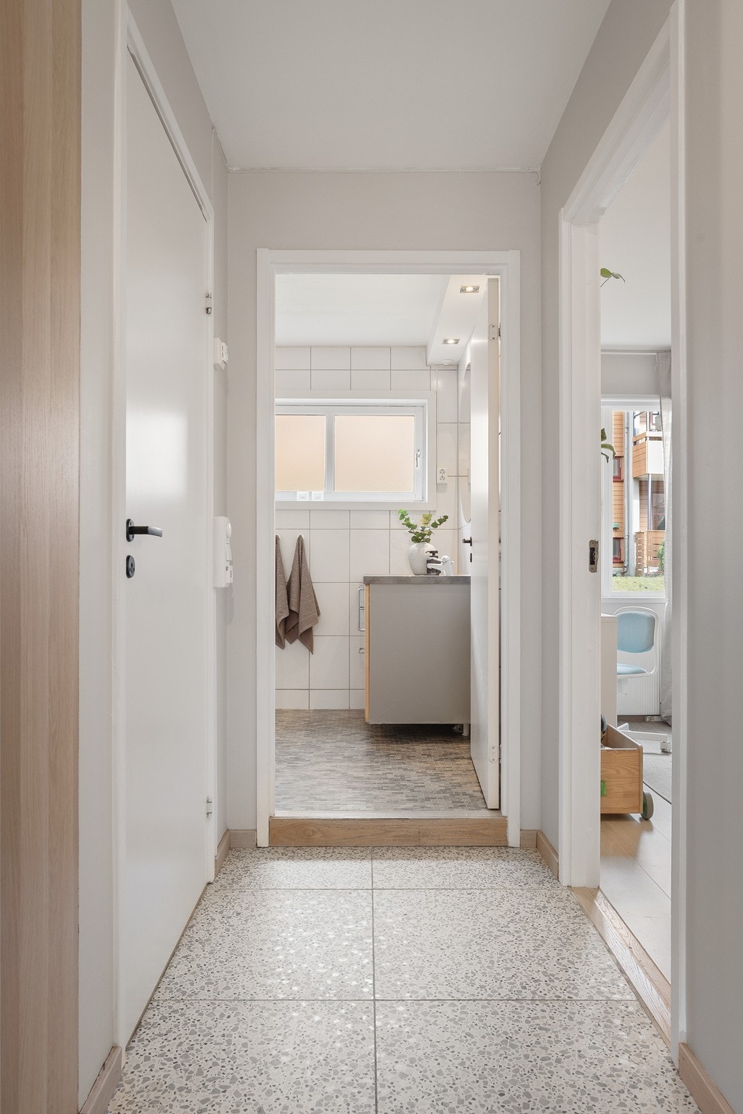 En fin og praktisk soveromsavdeling med tre soverom, bad og separat wc, adskilt fra stue og kjøkken Galleribilde
