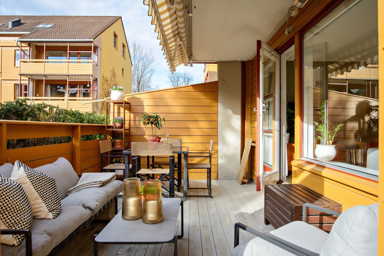 Terrassen har gode møbleringsmuligheter for flere sittegrupper, grill og beplantning Galleribilde