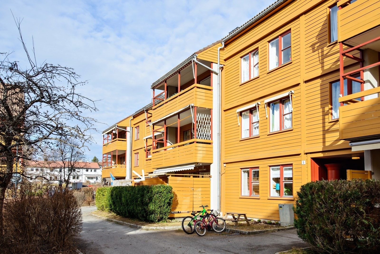Leiligheten har en attraktiv beliggenhet i 1. etasje med enkel adkomst. Vestvendt terrasse med direkte utgang til gårdsrommet Galleribilde