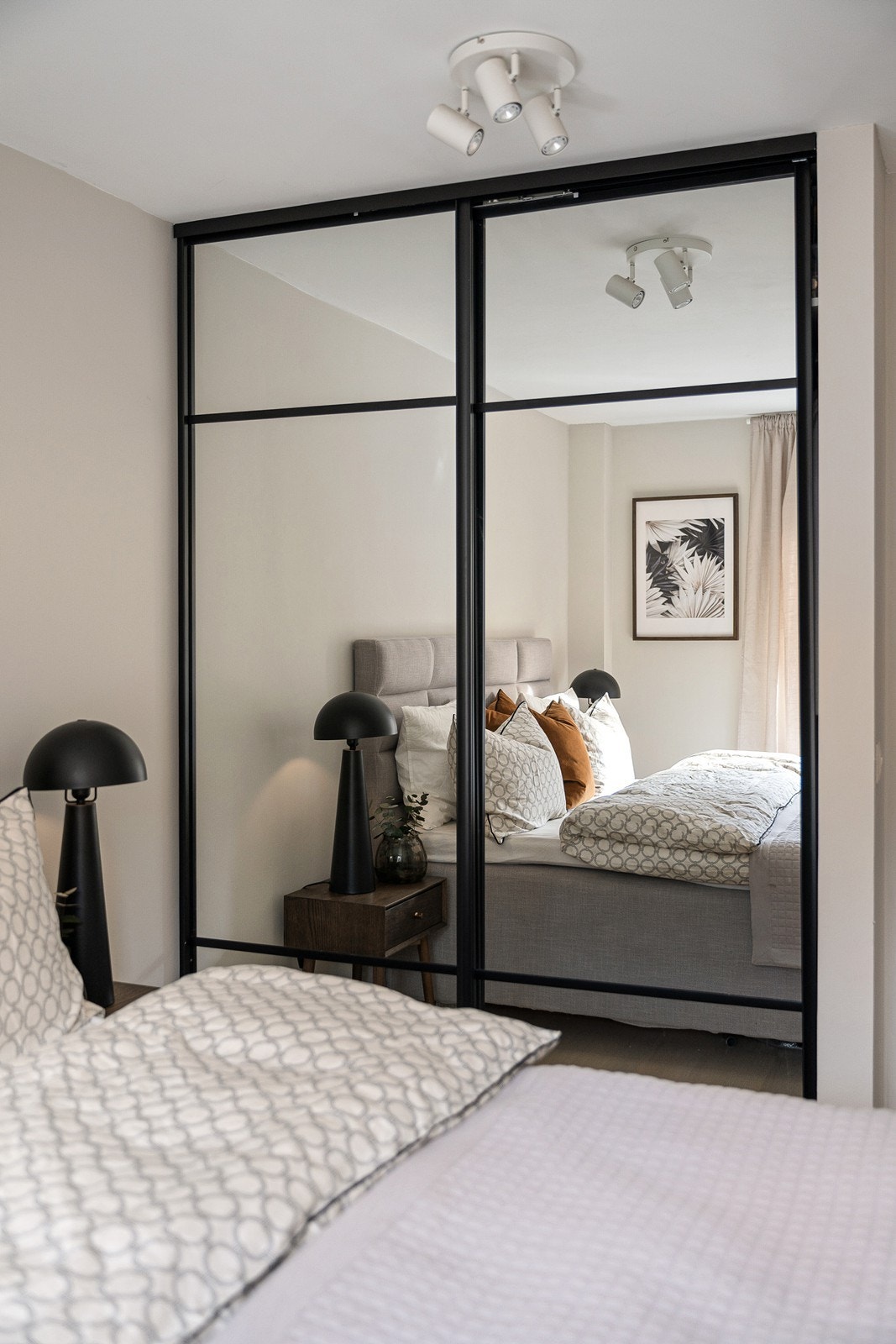 Soverommet har oppbevaringsmuligheter i plassbygget skyvedørsgarderobe Galleribilde