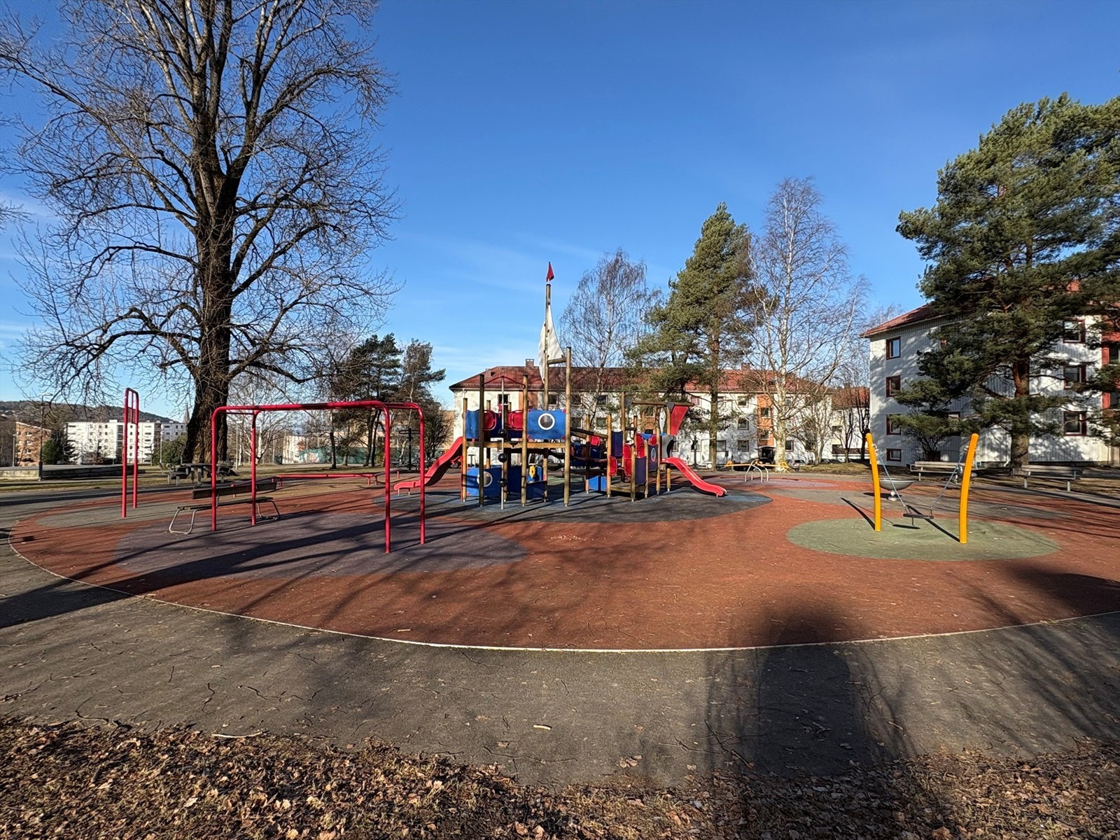 Borettslaget har flotte lekeplasser i umiddelbar nærhet. Dette er en av totalt fem lekeplasser du finner i Etterstadparken. Galleribilde