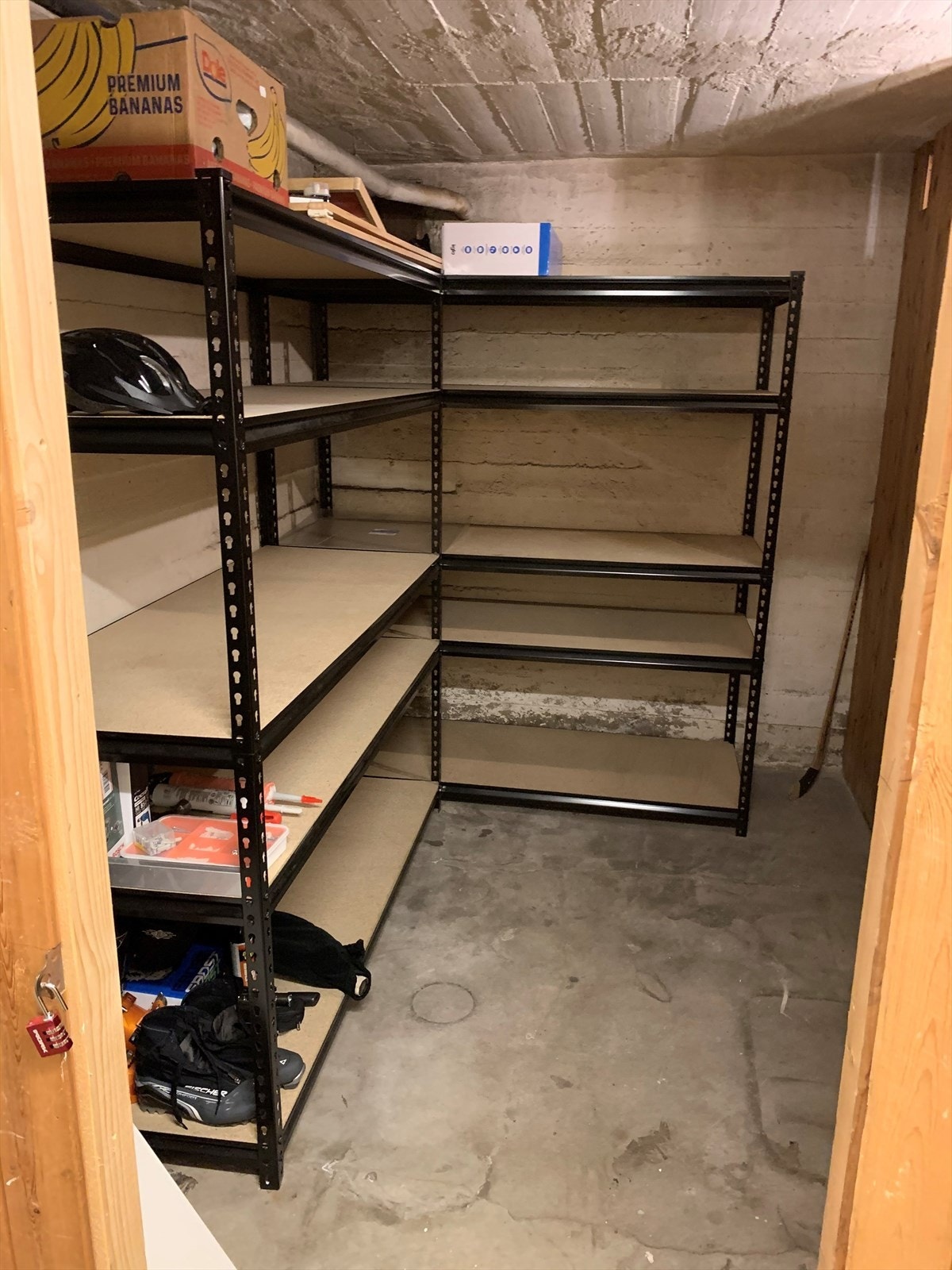 Leiligheten disponerer tre boder - to i kjelleren og én på loftet - som gir svært gode lagringsmuligheter. Galleribilde