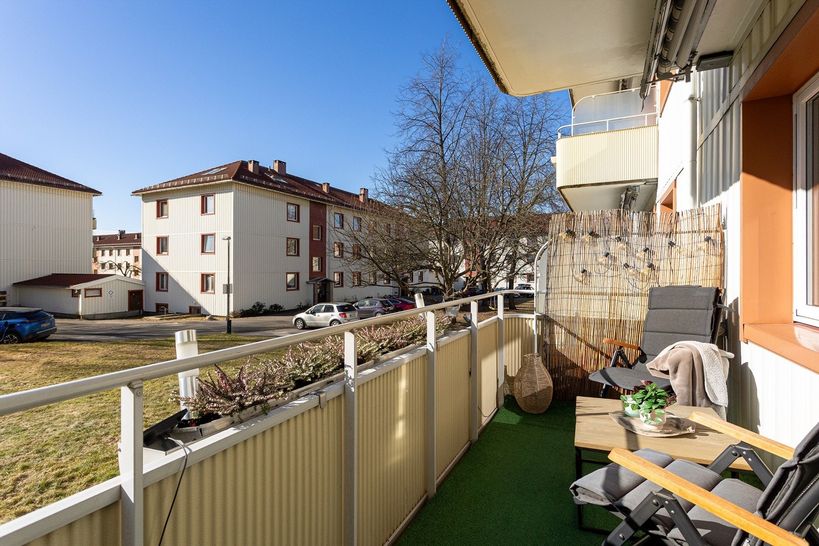 Her sitter du usjenert og tilbaketrukket med utsyn mot borettslagets velholdte grøntområder. Galleribilde