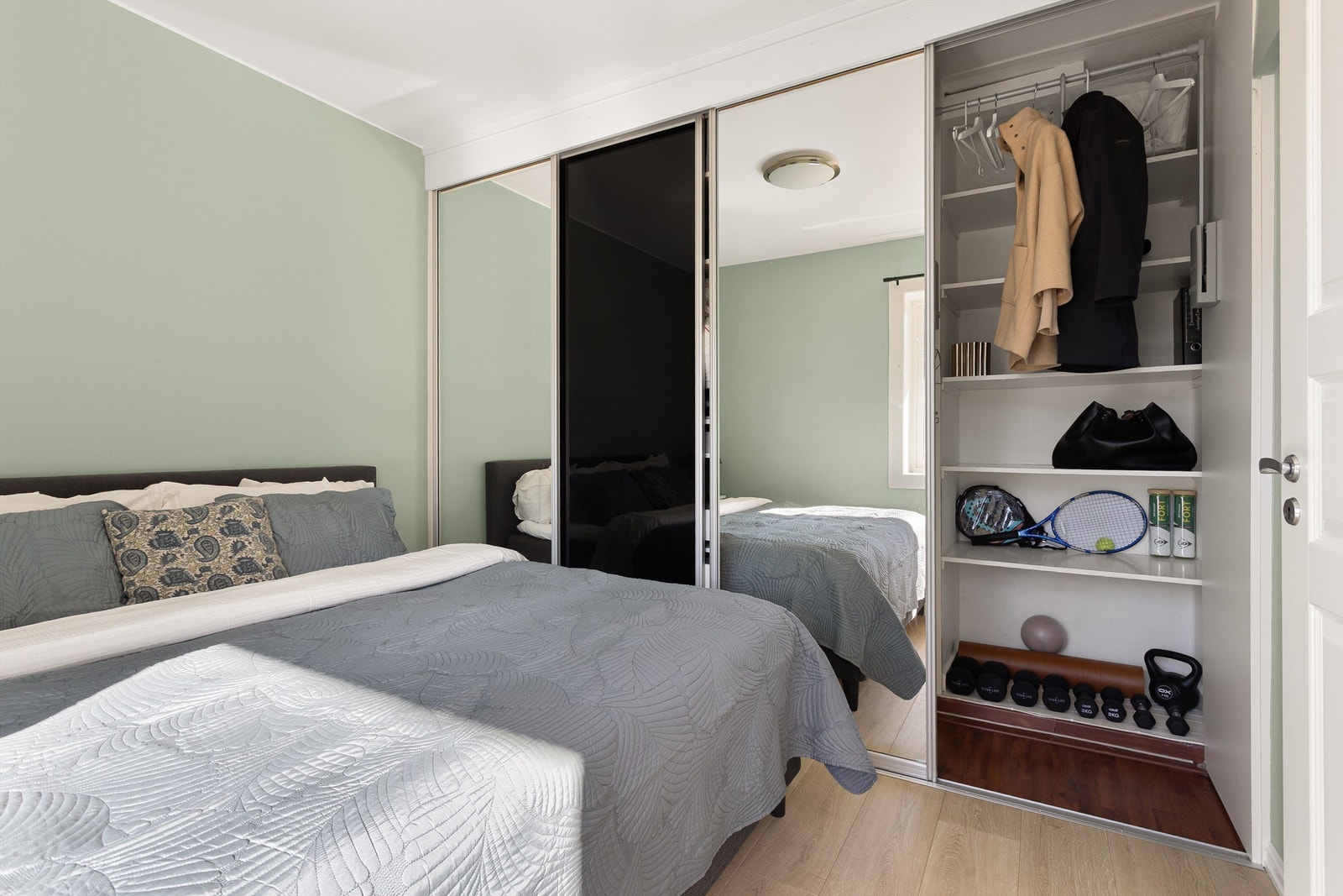 En stor skyvedørsgarderobe med speilfronter gir rikelig med oppbevaringsplass. Galleribilde