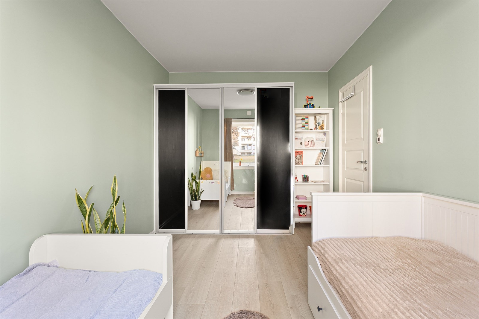 Rommet er utstyrt med en romslig skyvedørsgarderobe. Galleribilde
