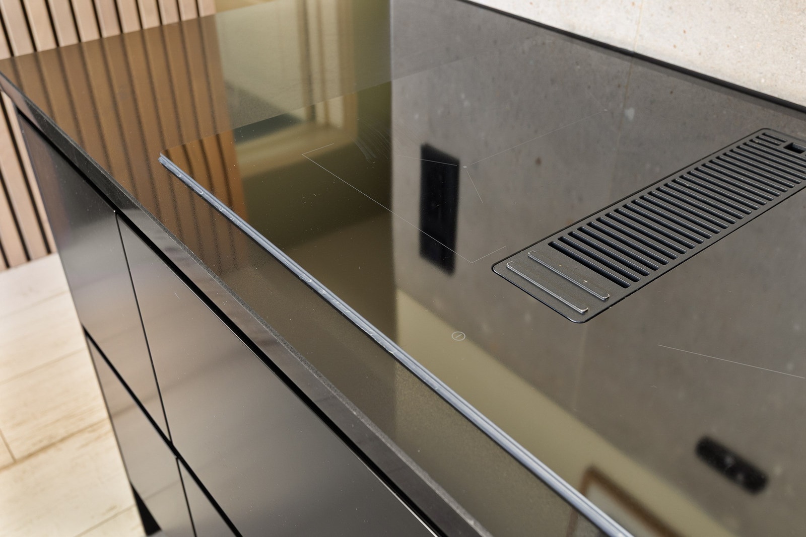 Platetoppen har integrert kullfilterventilator, komfyrvakt og vannstoppsystem for et rent uttrykk og økt sikkerhet. Galleribilde