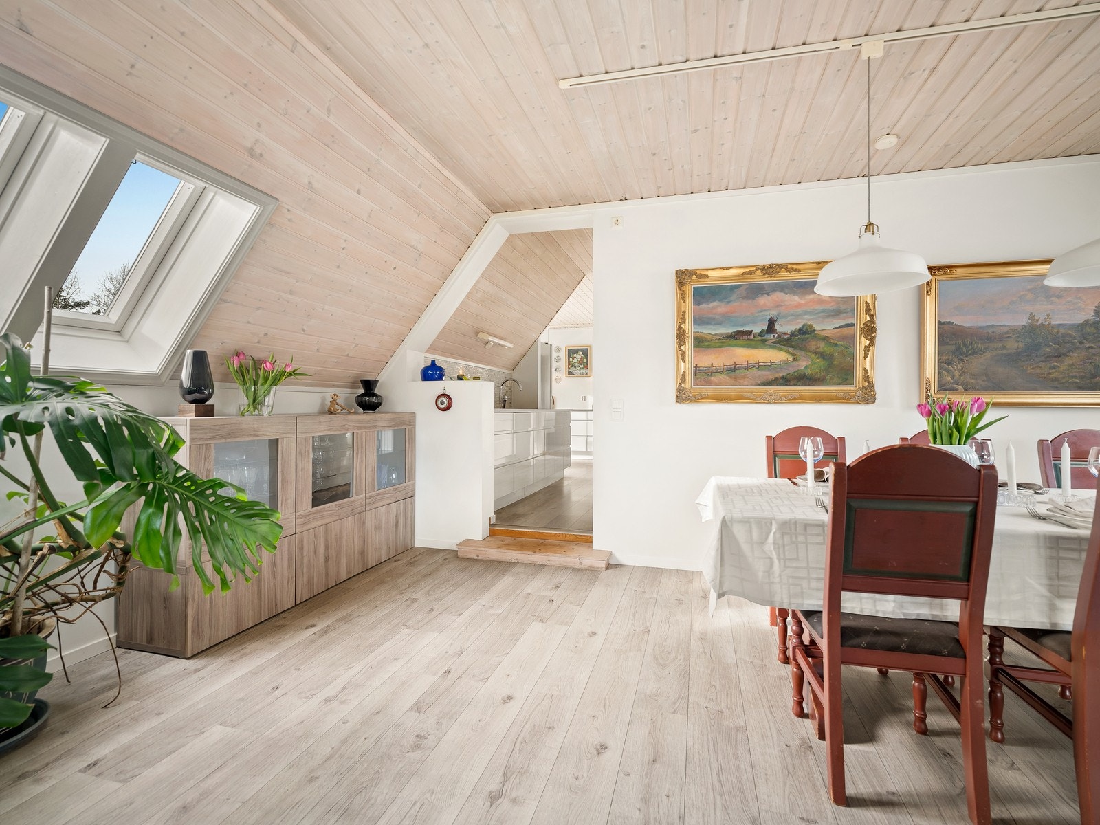 Stue/spisestue i hoveddelen. Galleribilde