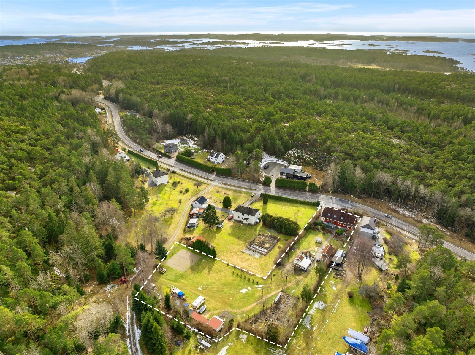 NB! Stiplet linje er kun ment som en illustrasjon av hva eiendommen inneholder og er -ikke- nøyaktige tomtegrenser. Galleribilde